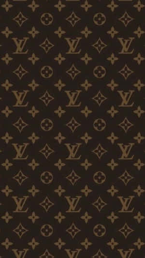 深棕色壁紙，帶有重複的金色 Louis Vuitton 字母組合和花卉圖案。 — 低對比 壁紙