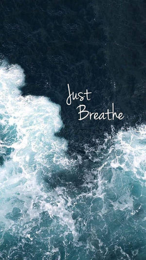 帶有 just breathe 文字的海浪，帶來平靜 — 海洋桌面 壁紙
