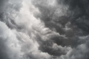 陰沉灰色天空中旋轉的濃密黑暗風暴雲。 — 美學天空 壁紙