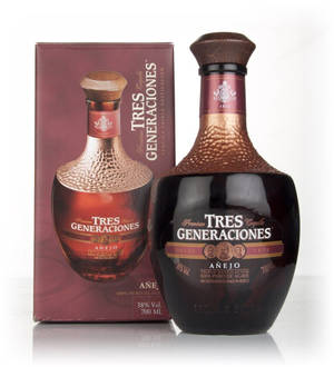 白色反射表面上的 Tres Generaciones Añejo 龍舌蘭酒瓶和盒子 — 榮耀Magic V Flip 2 壁紙