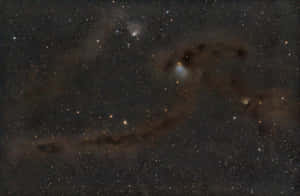 滿天繁星，充滿發光星雲和宇宙塵埃雲的夜空。 — 星際效應 壁紙