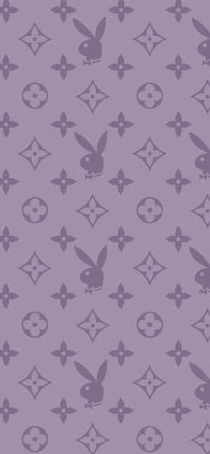 帶有重複Playboy兔子和Louis Vuitton字母組合圖案的紫色壁紙。 — 1284x2778 壁紙