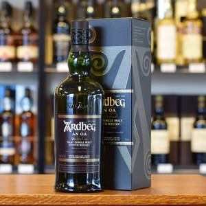 酒類商店木製櫃檯上的Ardbeg An Oa威士忌酒瓶和盒子。 — 酒吧 壁紙