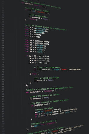 電腦螢幕特寫，顯示帶有語法高亮的 JavaScript 程式碼。 — 霓虹紫 iPhone 壁紙
