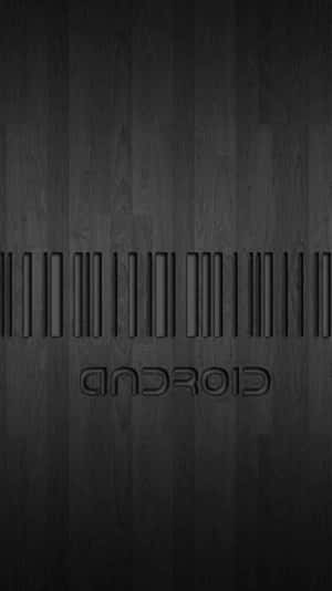 黑色木紋質感，帶有浮雕Android標誌和條碼圖案。 — 低飽和 壁紙