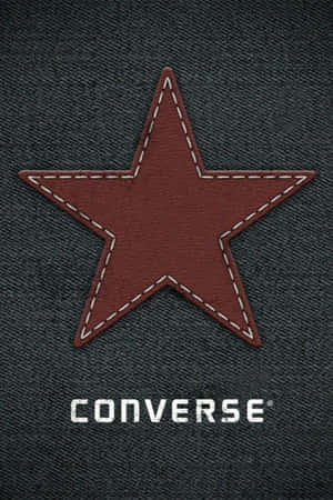 紅色星星補丁帶白色縫線，深色牛仔布上，Converse標誌。 — Converse 標誌 壁紙