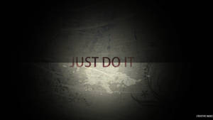 勵志文字「just do it」在聚光燈下發光，背景深色粗糙。 — 就去做吧 壁紙