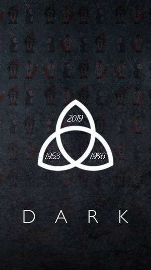 深色三曲結符號，年份為1953 1986 2019，帶有DARK字樣，位於紋理背景上。