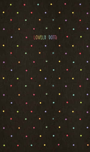 深色紋理背景，帶有彩色圓點和以彩虹字體書寫的文字「lovely dots」。 — Galaxy Tab A 壁紙