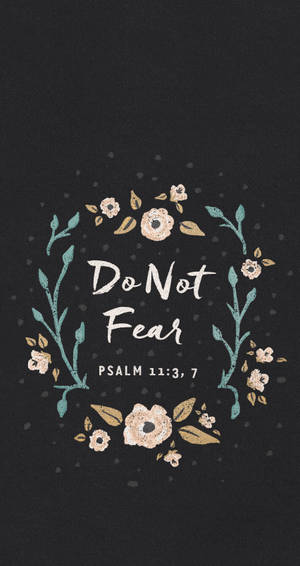 深色背景上的花卉花環，帶有文字 Do Not Fear Psalm 113, 7 — 聖經經文美學 壁紙