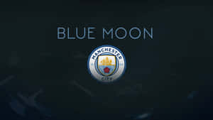 曼徹斯特城足球俱樂部標誌，深色背景上帶有「blue moon」文字。 — 簡約 壁紙