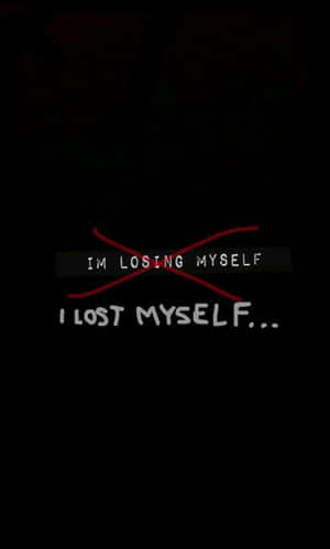 文字顯示「I LOST MYSELF...」，之前「IM LOSING MYSELF」被紅色劃掉。 — Tecno Megapad 壁紙