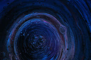 深藍色和紫色的抽象宇宙漩渦，帶有同心圓環和斑點。 — 宇宙 壁紙