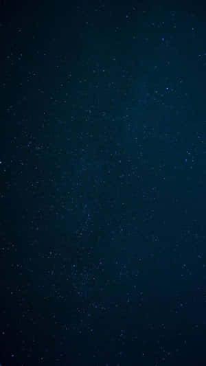 深藍色背景上，無數閃爍的星星點綴的星空夜空。 — 美麗的夜晚 壁紙