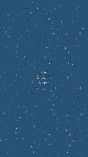 深藍色星空，白色文字 it is written in the stars。 — 美學藍色 iPhone 壁紙