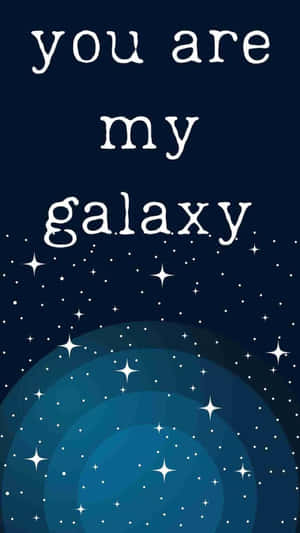 文字 you are my galaxy 襯托著帶有藍色星系漩渦的星空夜空。 — 藍色銀河 壁紙
