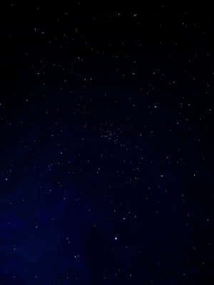 星空夜空，帶有深藍色調和散落的明亮星星。 — iPad Pro 壁紙