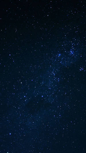 繁星點點的夜空，銀河在深藍色中發光。 — 深色手機 壁紙