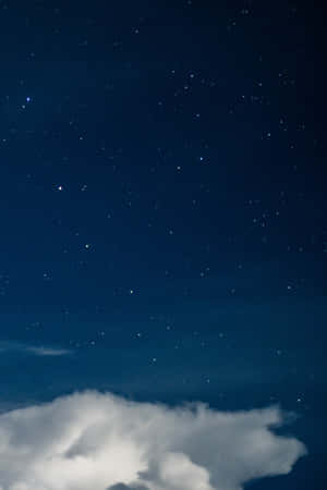 夜空中的星星和白雲 — 小米平板 8 壁紙