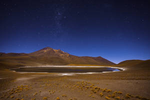 沙漠景觀中，山湖上方的繁星夜空。 — 智利 壁紙