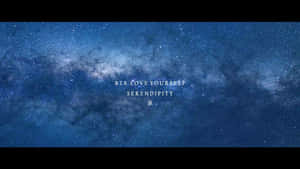 在星空夜空中疊加文字，帶有星系漩渦和一個漢字。 — 銀河 壁紙