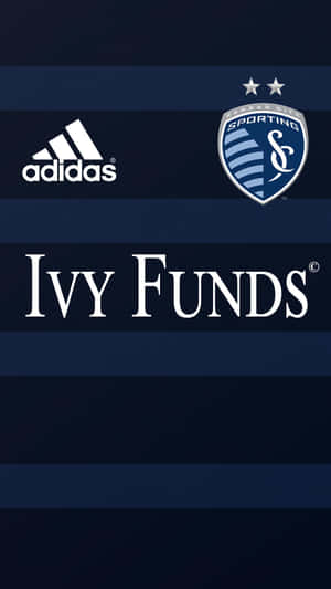 深藍色條紋背景上的 Kansas City Sporting 球隊標誌、Adidas 標誌和 Ivy Funds 文字。 — 足球 壁紙