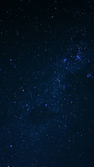 星空夜空，銀河在深藍色中發光。 — 銀河月亮 壁紙