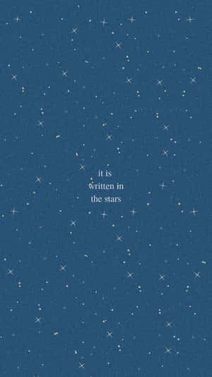 深藍色紋理背景，帶有白色星星和中央文字「it is written in the stars」。 — 藍天 壁紙