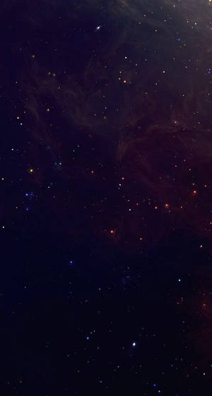 廣闊星場，帶有發光的星雲和宇宙塵埃雲，位於深邃太空中。 — 深色手機 壁紙