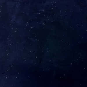 黑暗的星空，散落著明亮的星星和淡淡的星雲雲層。 — 藍色亮片 壁紙