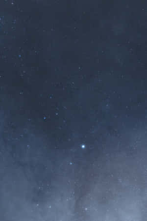 一個有宇宙塵埃雲和明亮星星的星空夜空。 — iPhone Duo 壁紙