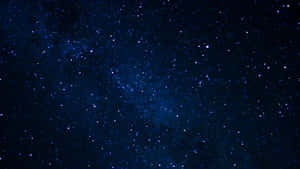 廣闊的星空，有發光的星星和宇宙塵埃雲。 — 暮光 壁紙