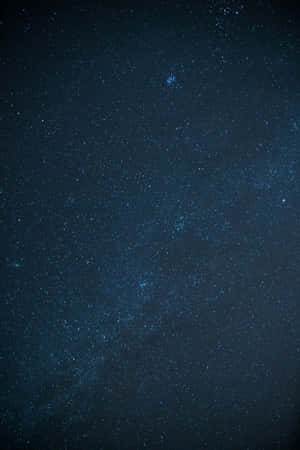 帶有藍色調和宇宙塵埃雲的星空夜空。 — 暮光 壁紙