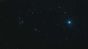 一個繁星點點的夜空，有一個明亮的藍色發光天體。 — 星星 壁紙