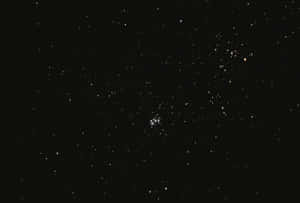 一個繁星點點的夜空，有一個明亮的星團和散落的星星。 — 宇宙美學 壁紙