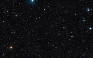 廣闊的星空夜空，明亮與暗淡的星星散落在黑暗中。 — 星星 壁紙