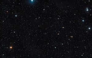 繁星點點的夜空，明亮與暗淡的星星散落在黑暗的虛空中。 — 太空 壁紙