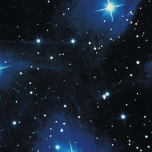 星光燦爛的夜空，帶有發光的藍色星雲和明亮的星星。 — 宇宙 壁紙