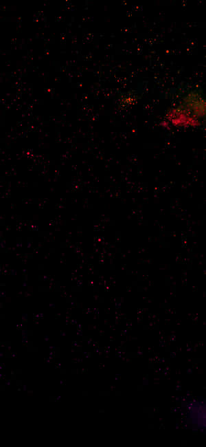 佈滿紅色星星和彩色星雲的星空夜空。 — iPhone 17e 壁紙