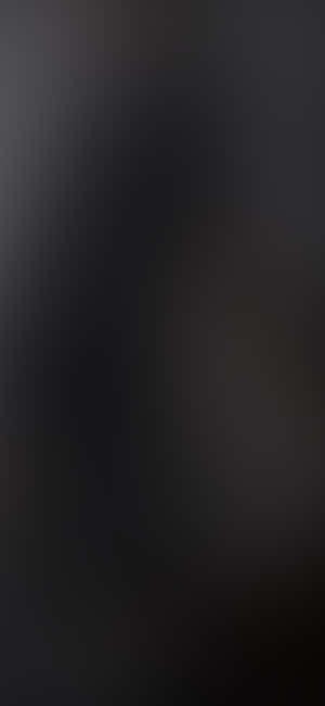 帶有柔和漩渦紋理的深色抽象漸變背景。 — iPhone 14 Pro Max 壁紙
