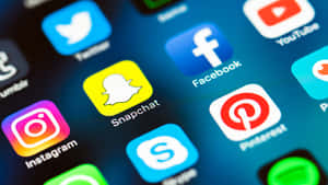 智慧型手機螢幕顯示社交媒體應用程式圖示，如 Instagram、Snapchat 和 Facebook。 — 社群媒體 壁紙