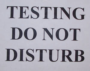 一個標誌，淺灰色紙張上以粗體黑色文字寫著 testing do not disturb。 — 搞笑 壁紙
