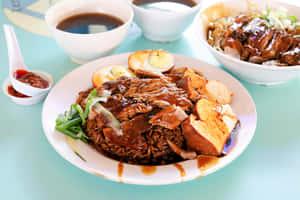 藍色桌子上的一盤雞肉飯配蛋豆腐和青蔥。 — 雞 壁紙