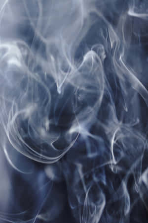 在黑暗背景下旋轉的藍色煙霧營造出平靜的抽象圖案。 — 小米平板 9 Pro 壁紙