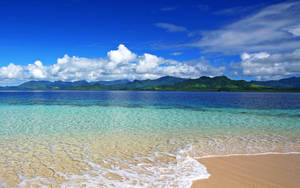 熱帶海灘，碧綠的海水和綠色的山脈，藍天白雲 — 海景 壁紙