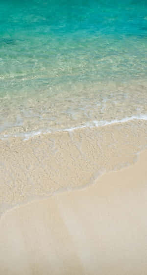 碧綠的海浪沖刷著熱帶海灘上的金色沙灘。 — 海灘 壁紙