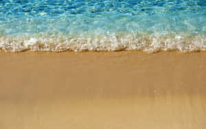 碧綠的海浪沖刷著陽光沙灘上的金色沙灘。 — 2880x1800 壁紙
