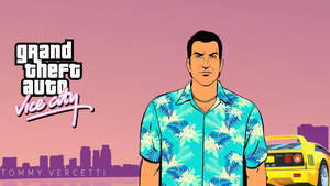 湯米·維賽迪穿著夏威夷襯衫，與黃色跑車和GTA Vice City標誌，背景是粉紅色日落天際線。 — 超跑 壁紙