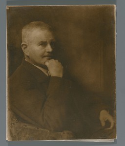 雅各布·默克爾巴赫創作的溫克勒教授肖像，創作於1920年至1930年，使用紙板、紙張及溴油工藝。下載此藝術作品作為高解析度桌布。