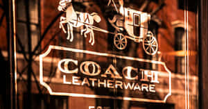 Coach皮革製品店招牌，玻璃窗上蝕刻著馬和馬車，在黃昏時分。 — 黃昏 壁紙